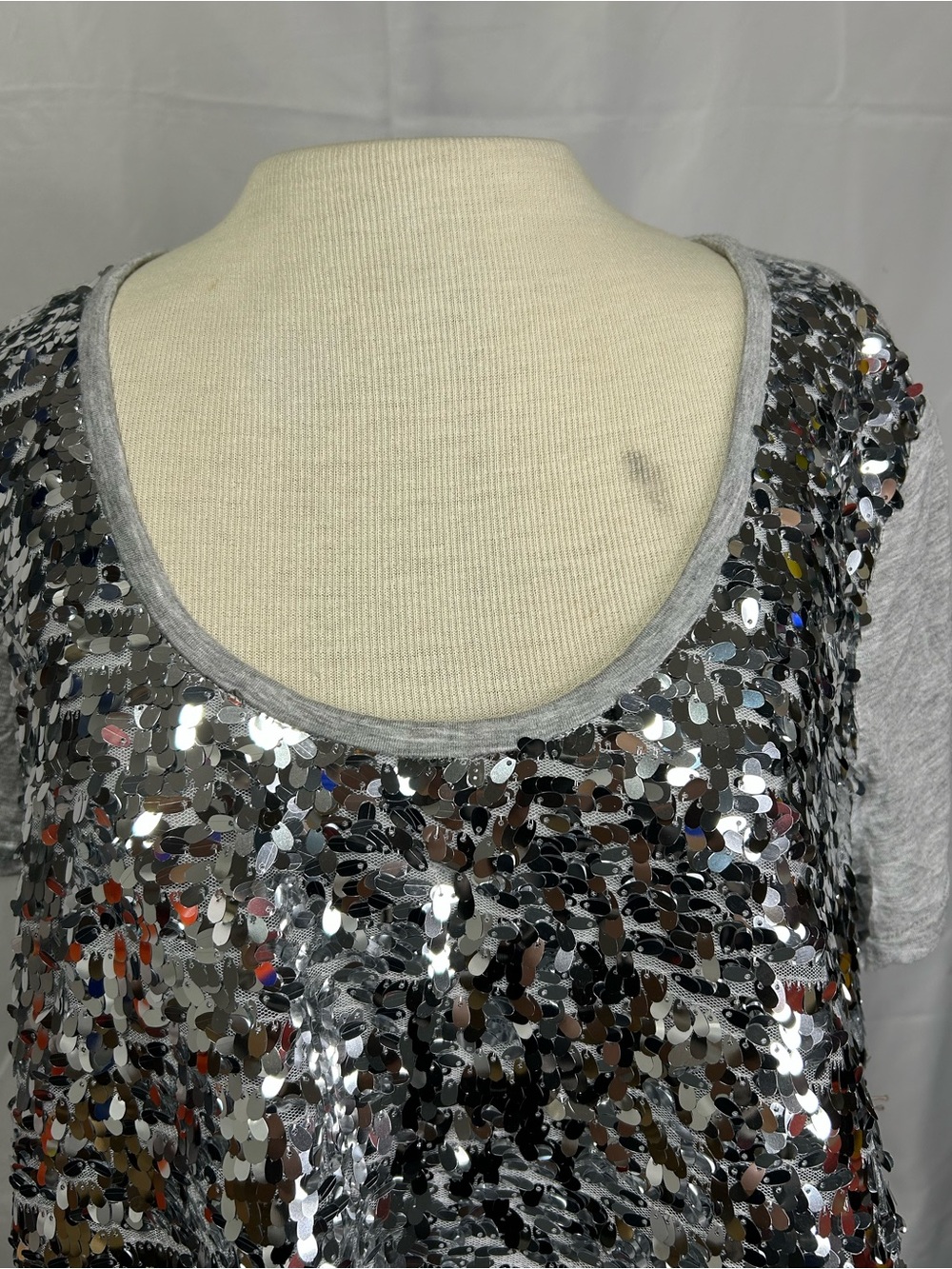 Jennifer Lopez XL Silver Sequin Front Gray Short Sleeve Top NWT - Picture 6 of 11